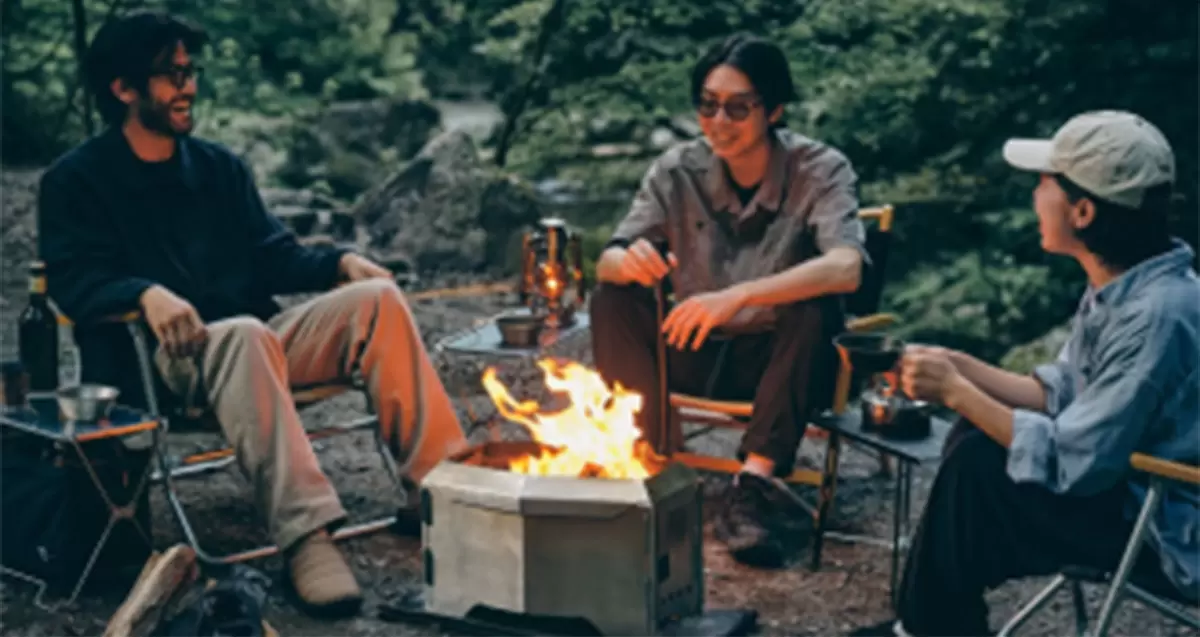 일본의 미니멀리스트 불꽃놀이 구덩이가 야외 생활의 미학을 재구성합니다.