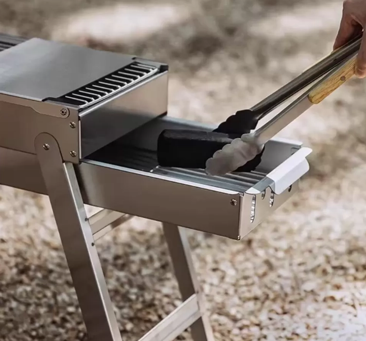 미니멀리스트 프레임의 접이식 숯불 그릴 미니멀리스트 프레임의 접이식 숯불 그릴