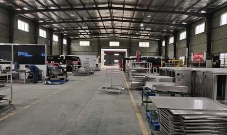 미니멀리스트 프레임의 접이식 숯불 그릴